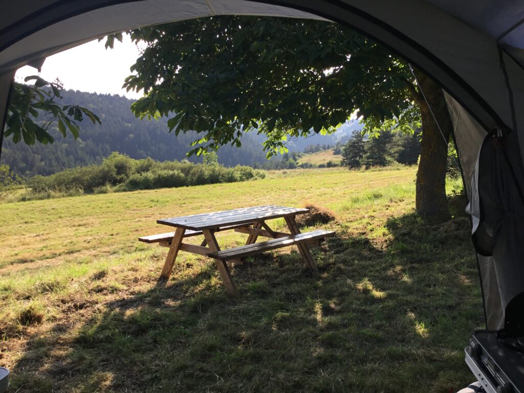 La vue de la tente prête à camper